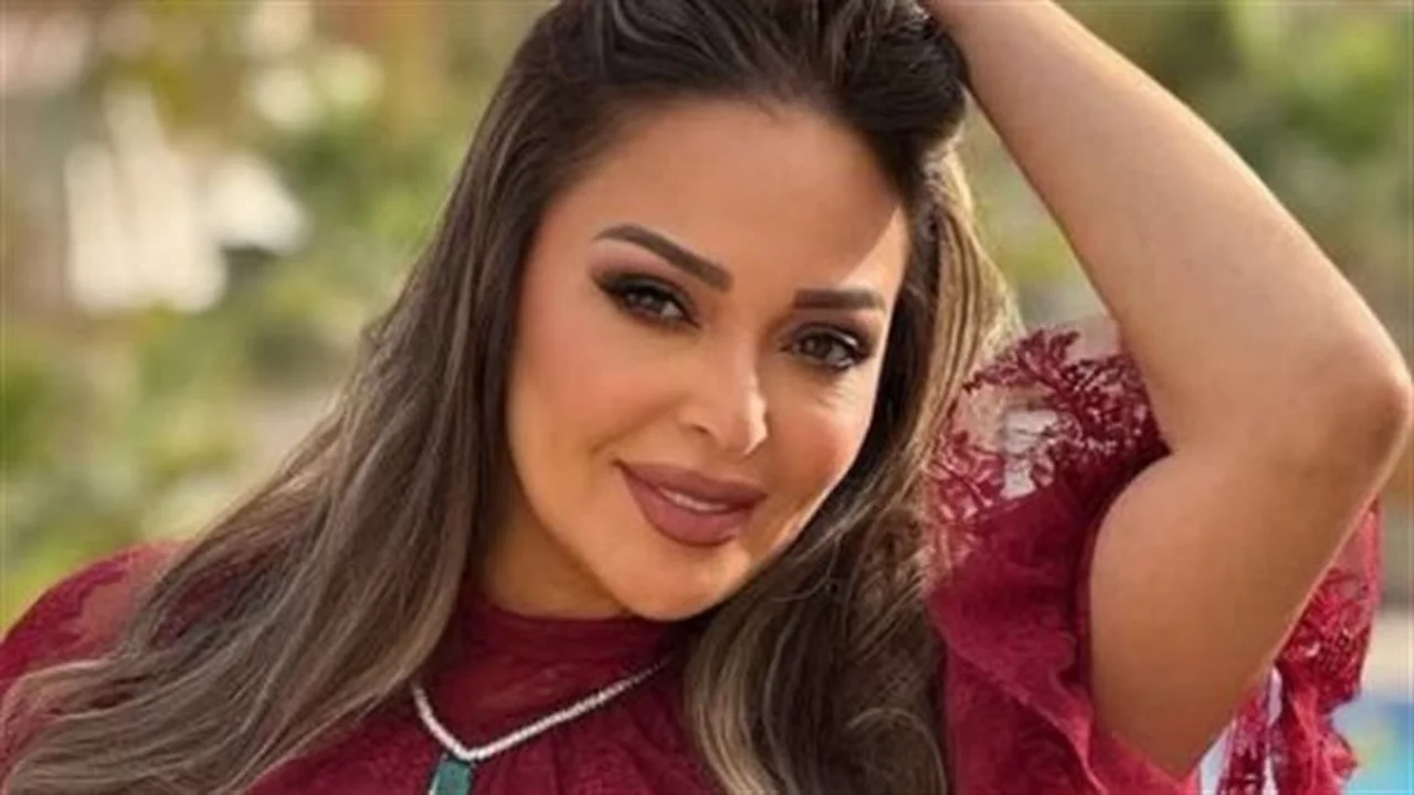 إطلالة ملكية.. داليا البحيري تخطف الأنظار في أحدث جلسة تصوير جريئة
